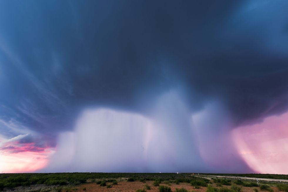 Bij zonsopgang valt tijdens een gigantische onweersbui een enorme hoeveelheid hagel en regen op een gebied ten zuiden van het plaatsje Andrews in Texas