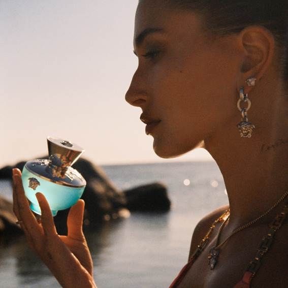 全新versace狄倫淡藍女性淡香水讓你都市、海島隨意穿梭！彷彿置身海島國家的「度假系香水」，連人氣kol 鮭魚、ariel、cc都淪陷！