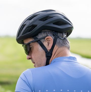 close up van een wielrenner met een helm op zijn hoofd