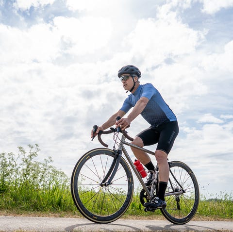 een wielrenner fietst in de zon