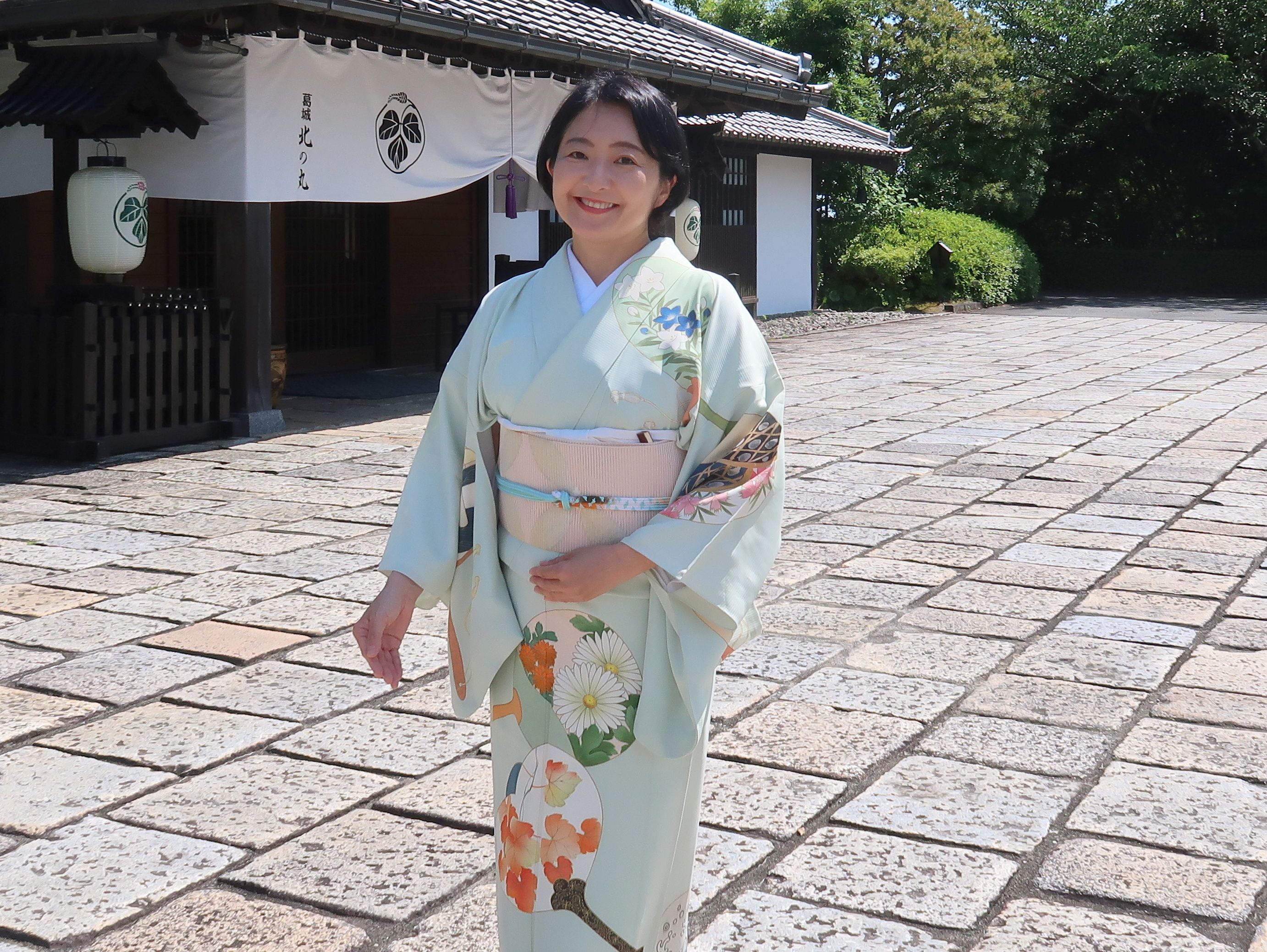 朝香沙都子の着物ダイアリー ｜涼感を運ぶうちわをまとう