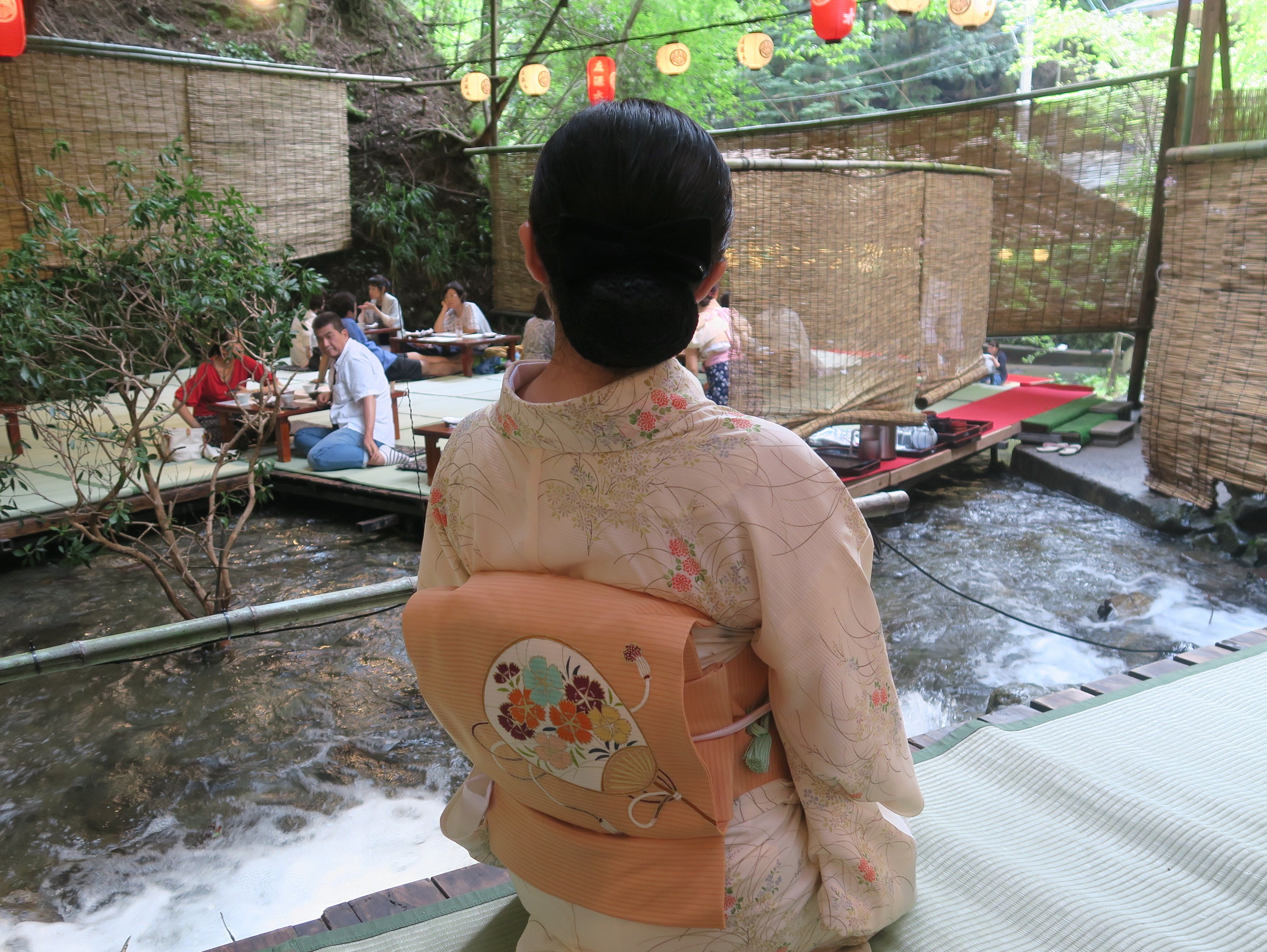 朝香沙都子の着物ダイアリー｜涼感を運ぶうちわをまとう