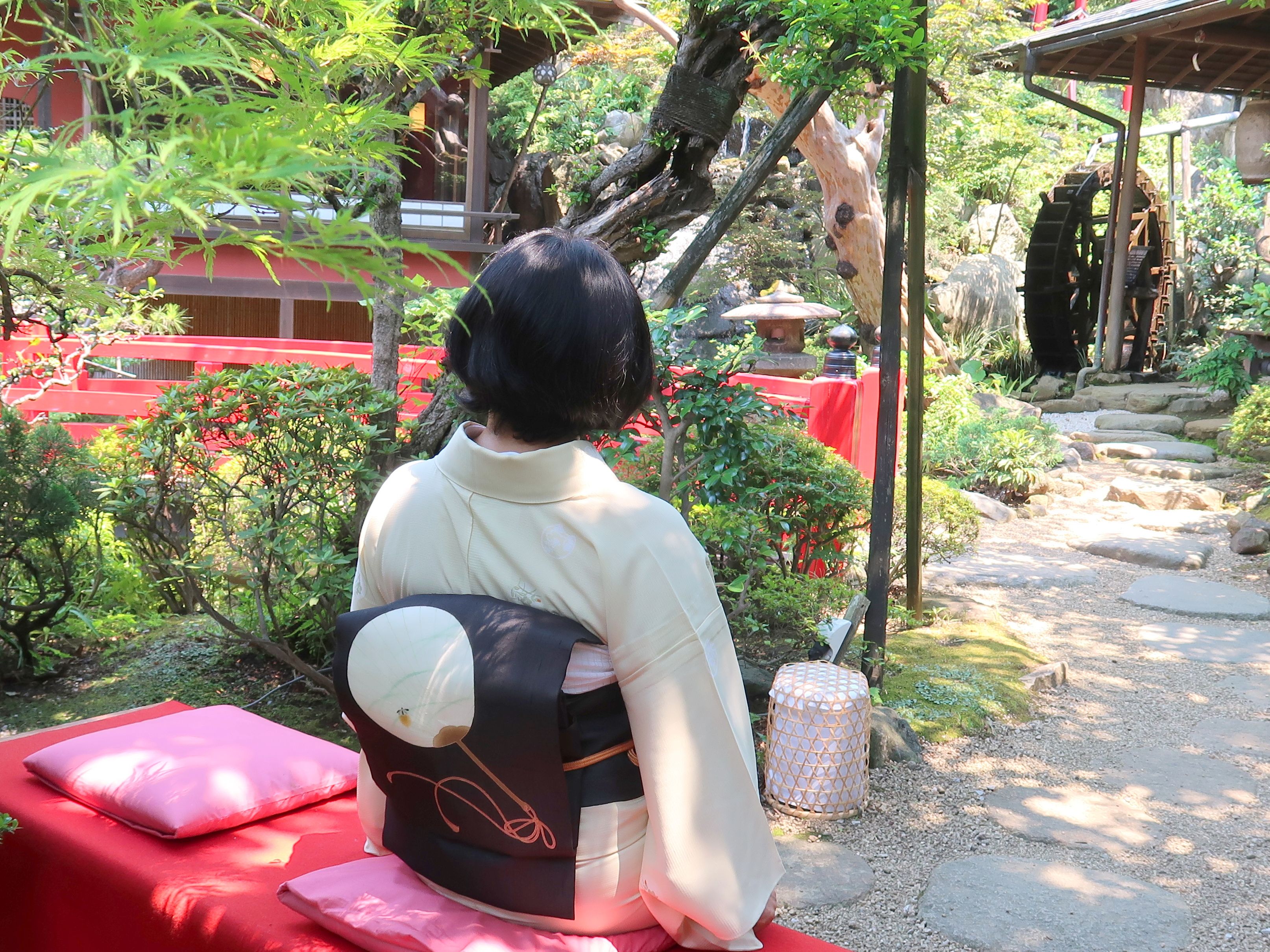 朝香沙都子の着物ダイアリー｜涼感を運ぶうちわをまとう