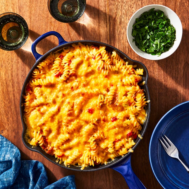 https://hips.hearstapps.com/hmg-prod/images/2022-0831-delishxtillamook-pasta-bake-julia-gartland-299-1-1663093108.jpg?resize=640:*