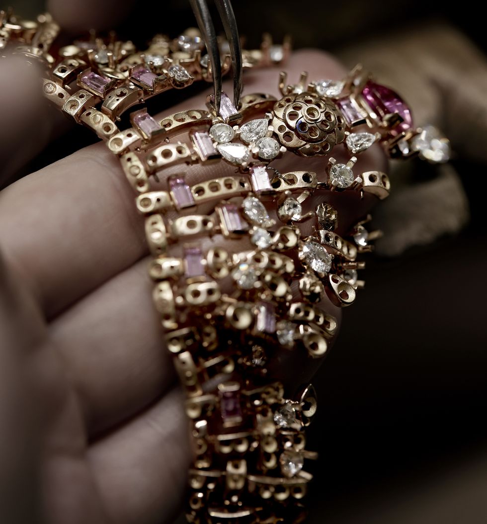 絕美中體現當代時尚，綺拉奈特莉演繹《tweed de chanel》頂級系列珍稀之作，改寫珠寶配戴的風格語彙！