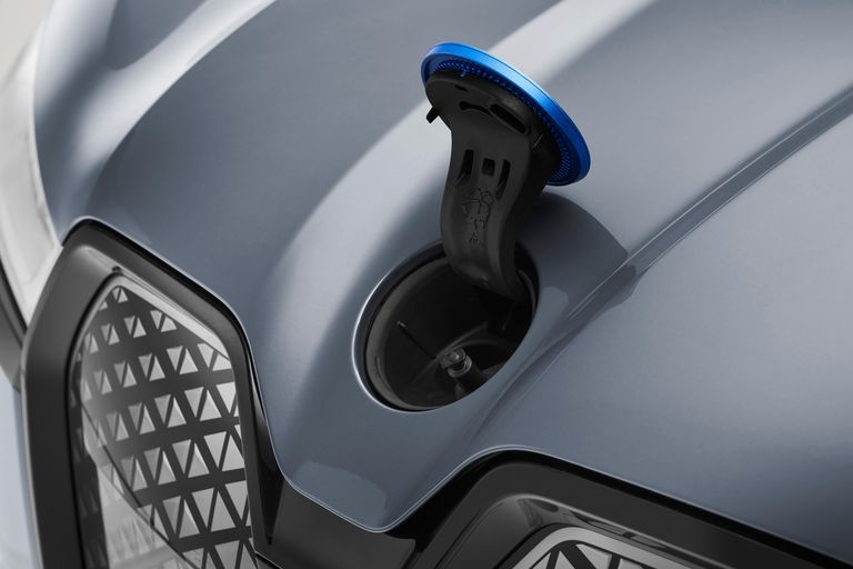 bmw ix首款電動休旅登場！「5g連線＋iphone就是車鑰匙」打造未來的智能豪車