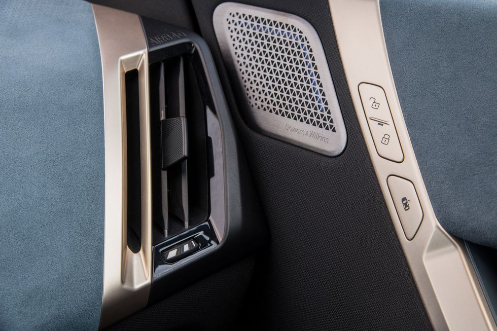 bmw ix首款電動休旅登場！「5g連線＋iphone就是車鑰匙」打造未來的智能豪車