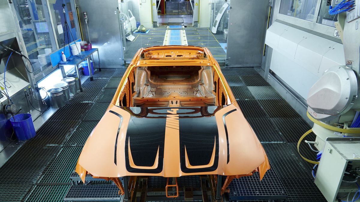 preview for Así es el nuevo proceso de pintura de BMW: ¡Qué viva la personalización!