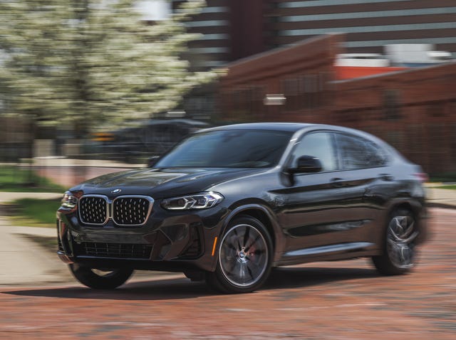 2023 bmw x4 xdrive30i rounding a corner