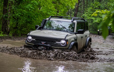 ford bronco everglades in eruptionsgrün und wüstensand erhältlich im sommer 2022 begrenzte verfügbarkeit wüstensand ist optional abgebildetes ford-zubehör abgebildeter professioneller fahrer auf einer abgesperrten strecke konsultieren sie immer die bedienungsanleitung, bevor sie im gelände fahren, kennen sie ihr gelände und ihre schwierigkeiten und verwenden sie immer geeignete sicherheitsausrüstung Bestimmen Sie die Wassertiefe, bevor Sie eine Überquerung versuchen, und fahren Sie langsam fort. Detaillierte Informationen zum Fahren durch Wasser finden Sie in Ihrem Benutzerhandbuch. Ford engagiert sich für die Erhaltung der Umwelt und das leichte Betreten von Bronco Everglades verfügt über spezielles von Ford installiertes Zubehör, um die Wasserdurchwatfähigkeit zu verbessern ford bronco everglades in eruptionsgrün und wüstensand erhältlich im sommer 2022 begrenzte verfügbarkeit wüstensand ist optional abgebildetes ford-zubehör abgebildeter professioneller fahrer auf einer abgesperrten strecke konsultieren sie immer die bedienungsanleitung, bevor sie im gelände fahren, kennen sie ihr gelände und ihre schwierigkeiten und verwenden sie immer geeignete sicherheitsausrüstung Bestimmen Sie die Wassertiefe, bevor Sie eine Überquerung versuchen, und fahren Sie langsam fort. Detaillierte Informationen zum Fahren durch Wasser finden Sie in Ihrem Benutzerhandbuch. Ford engagiert sich für die Erhaltung der Umwelt und das leichte Betreten von Bronco Everglades verfügt über spezielles von Ford installiertes Zubehör, um die Wasserdurchwatfähigkeit zu verbessern