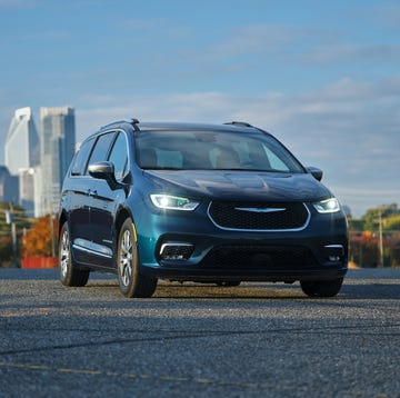 2022 chrysler pacifica hybrid front exterior