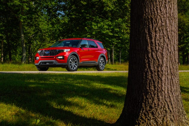 View Photos of the 2022 Ford Explorer ST-Line