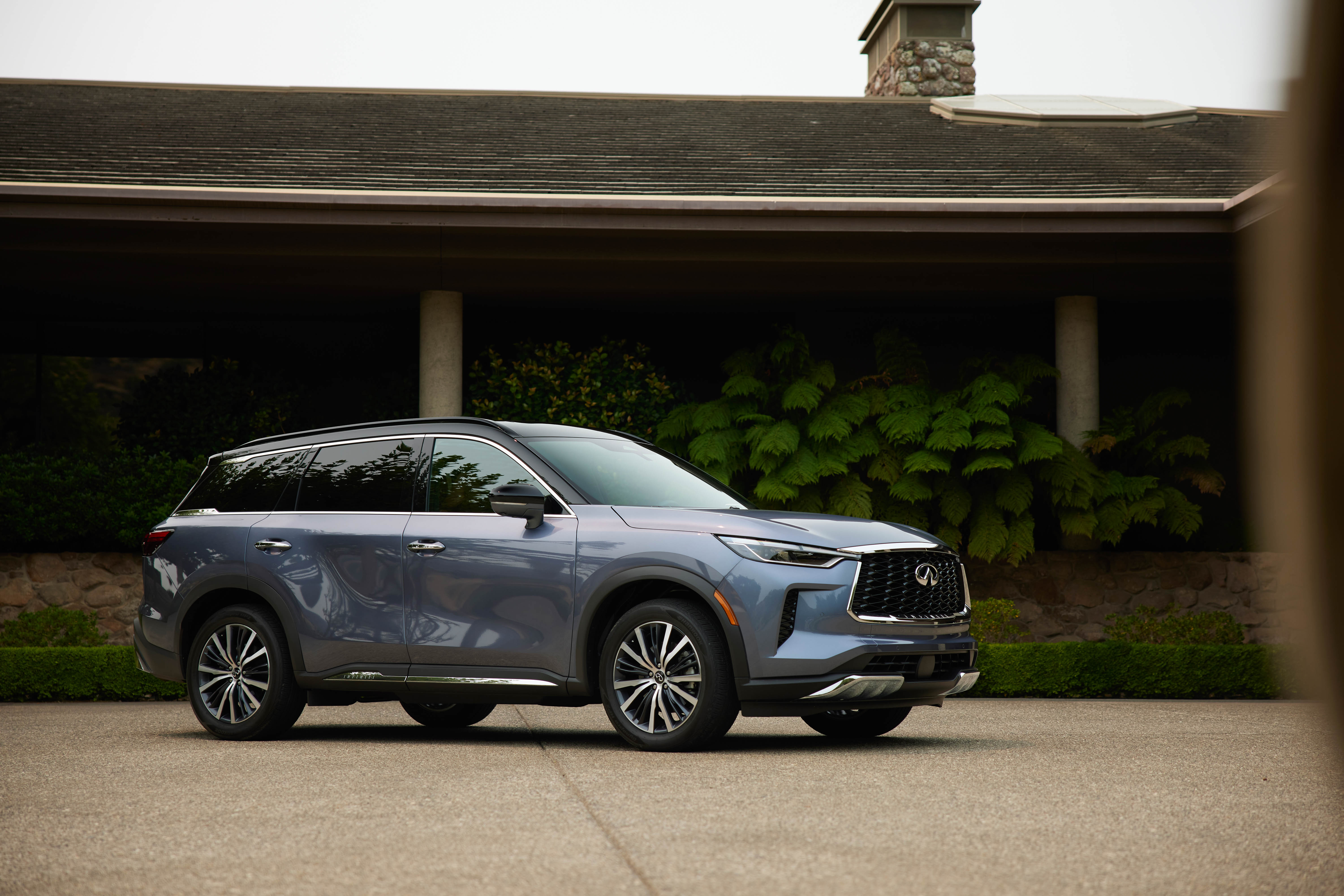 View Photos of the 2022 Infiniti QX60