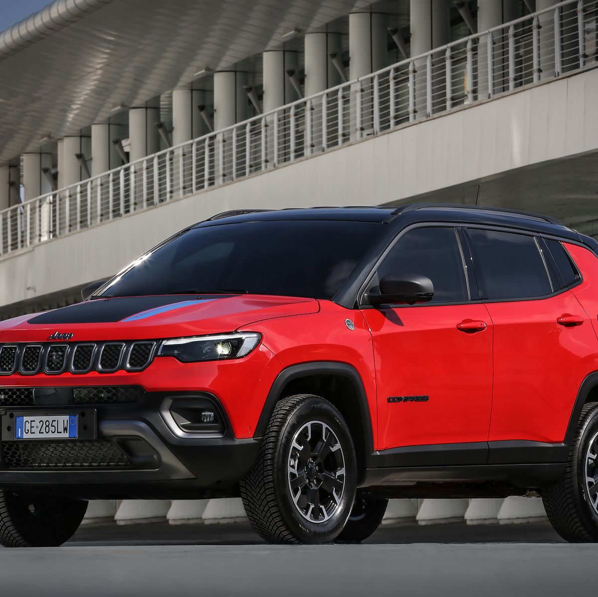https://hips.hearstapps.com/hmg-prod/images/2022-jeep-compass-trailhawk-4xe-110-1617814641.jpg?crop=0.668xw:1.00xh;0.111xw,0&resize=1200:*