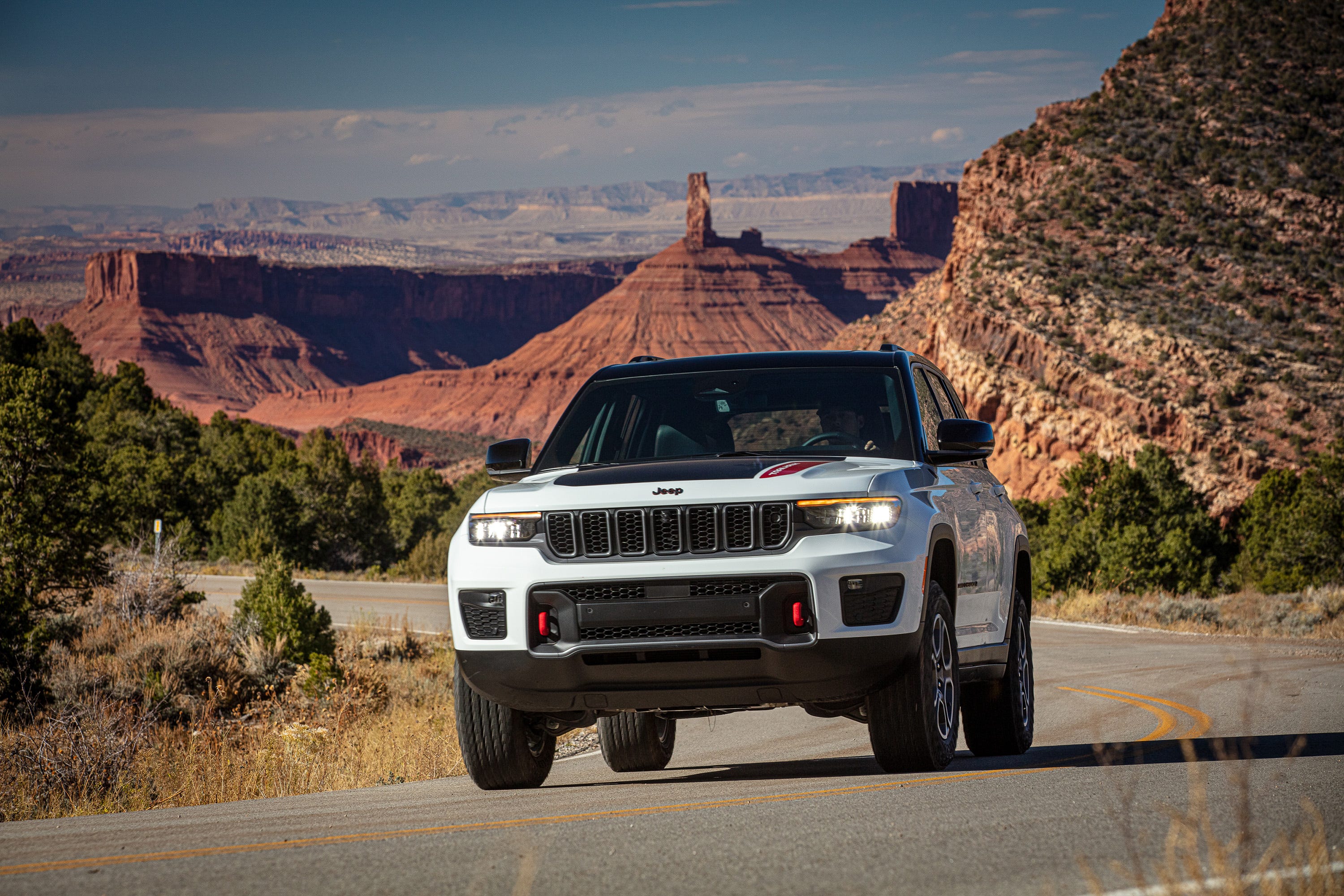 View Photos of the 2022 Jeep Grand Cherokee