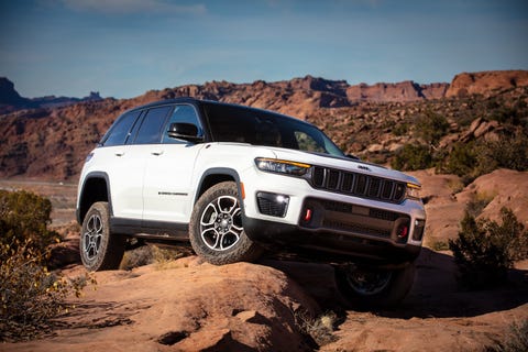 View Photos of the 2022 Jeep Grand Cherokee