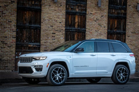 View Photos of the 2022 Jeep Grand Cherokee 4xe