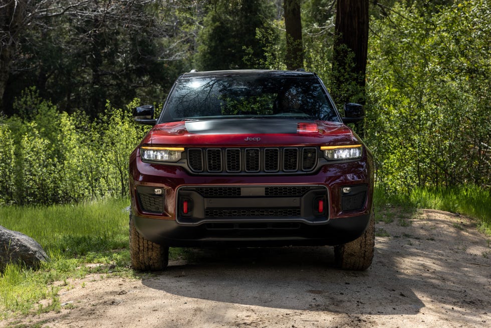 View Photos of the 2022 Jeep Grand Cherokee Trailhawk