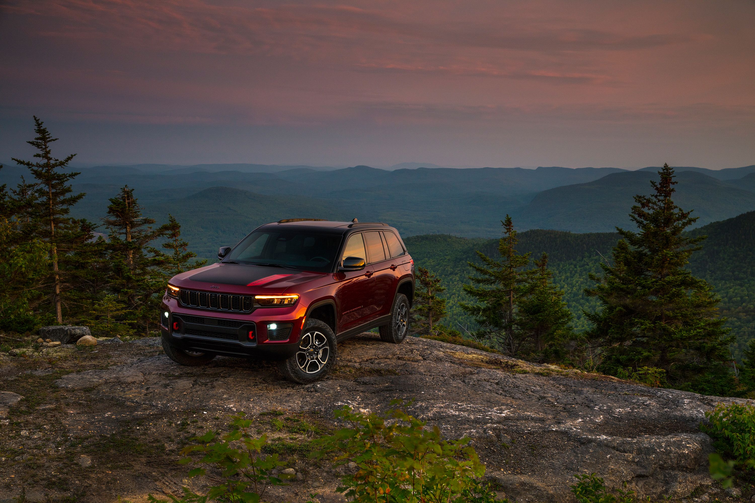 2022 Jeep Grand Cherokee Arrives in Two Row Form with New Hybrid