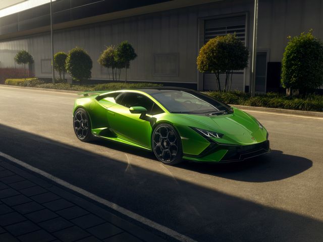2022 Lamborghini Huracán Review, Pricing, and Specs