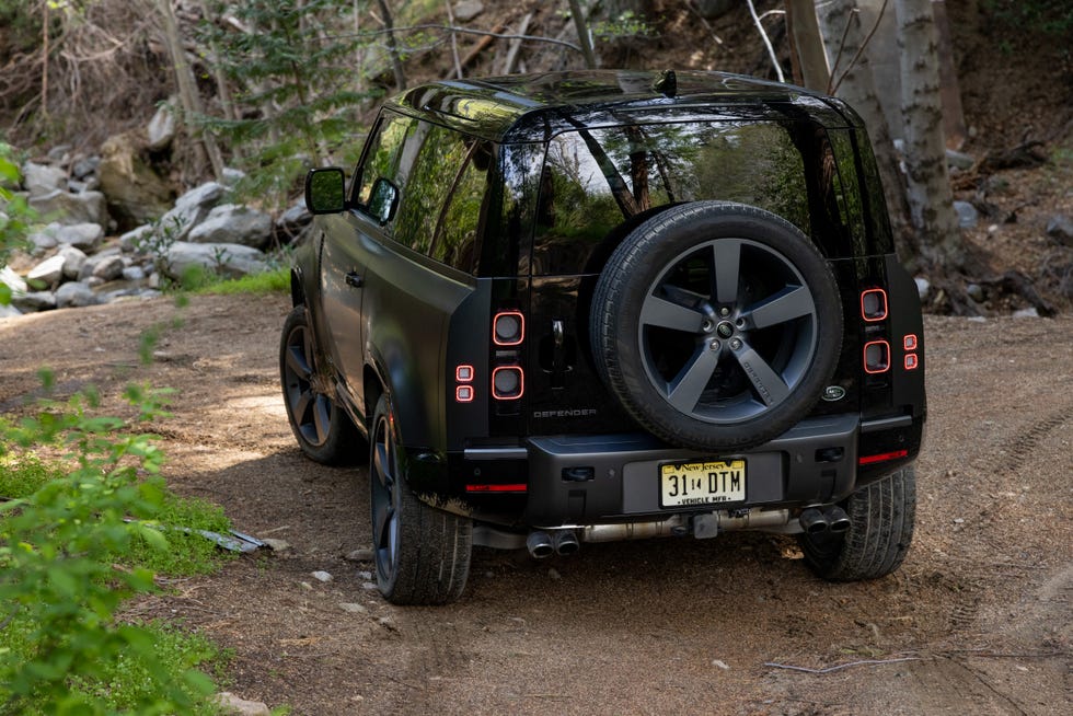 2022 Land Rover Defender V8 Is the Ultimate Flexmobile