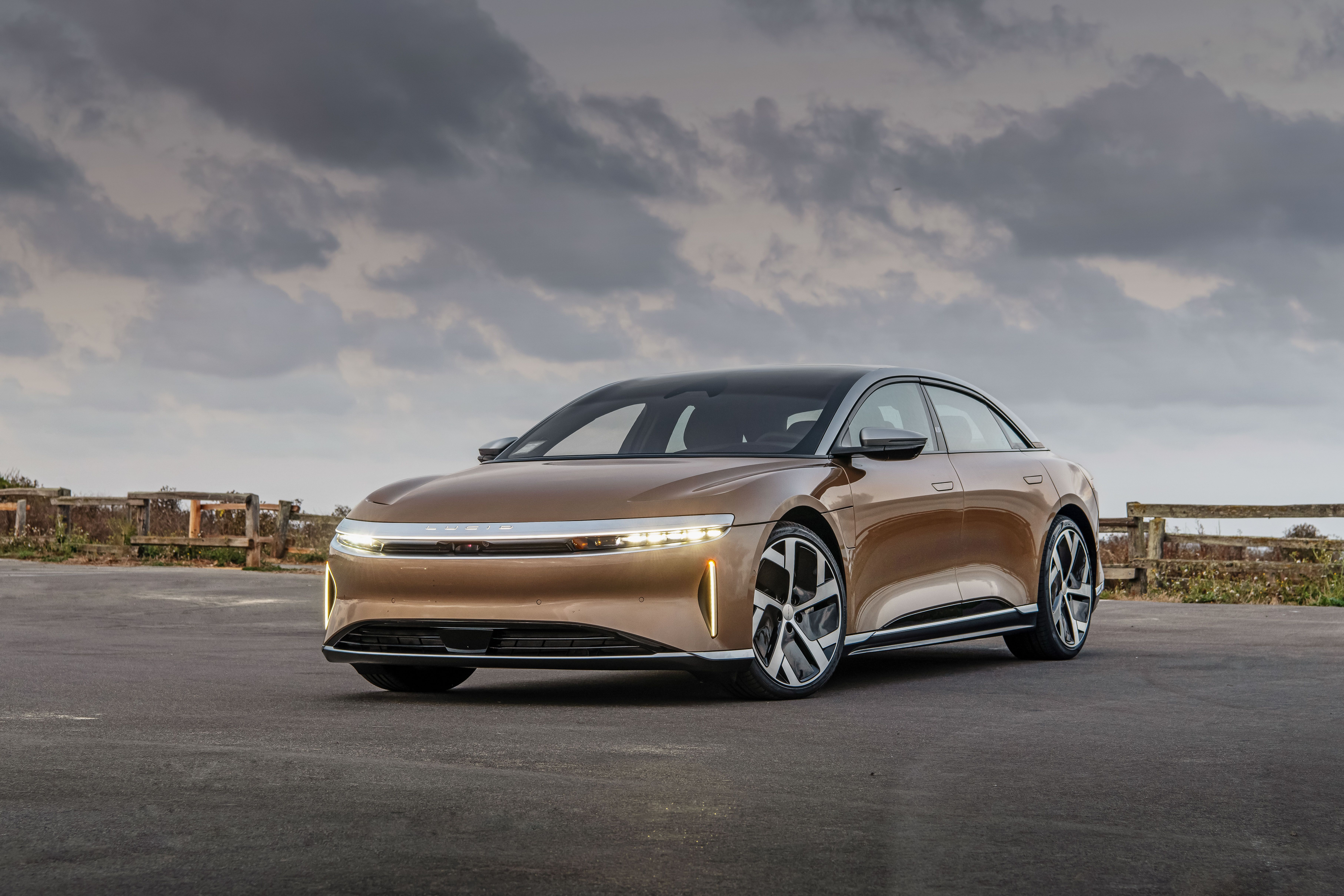 2022年制作 油彩『Last night’s dream』 View Photos of the 2022 Lucid Air Dream Edition Performance