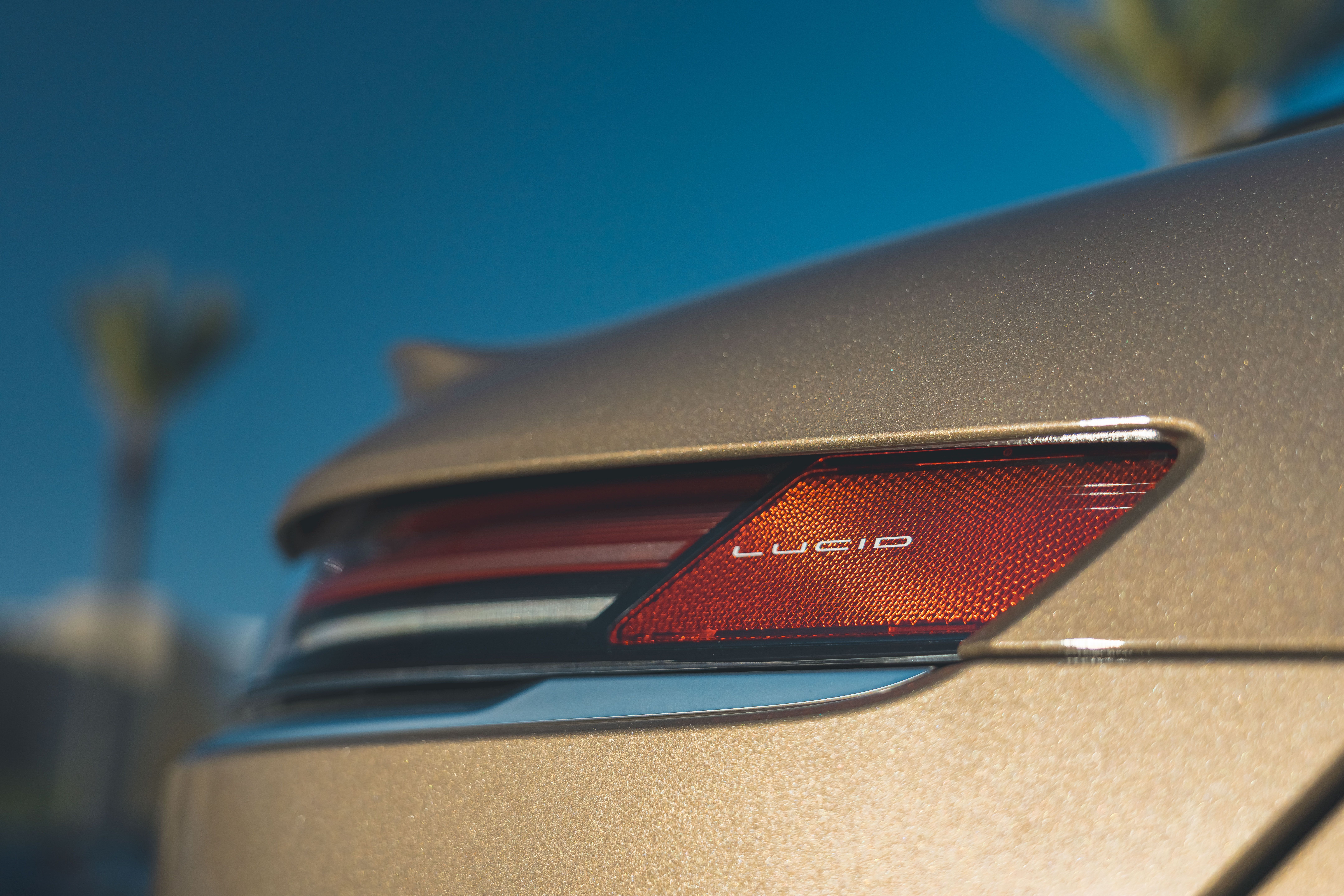 2022年制作 油彩『Last night’s dream』 View Photos of the 2022 Lucid Air Dream Edition Performance