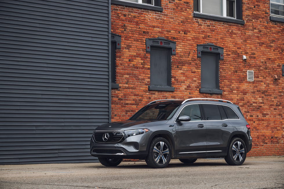 2022 Mercedes-Benz EQB 350 2024 BMW iX1 vs Mercedes-Benz EQB