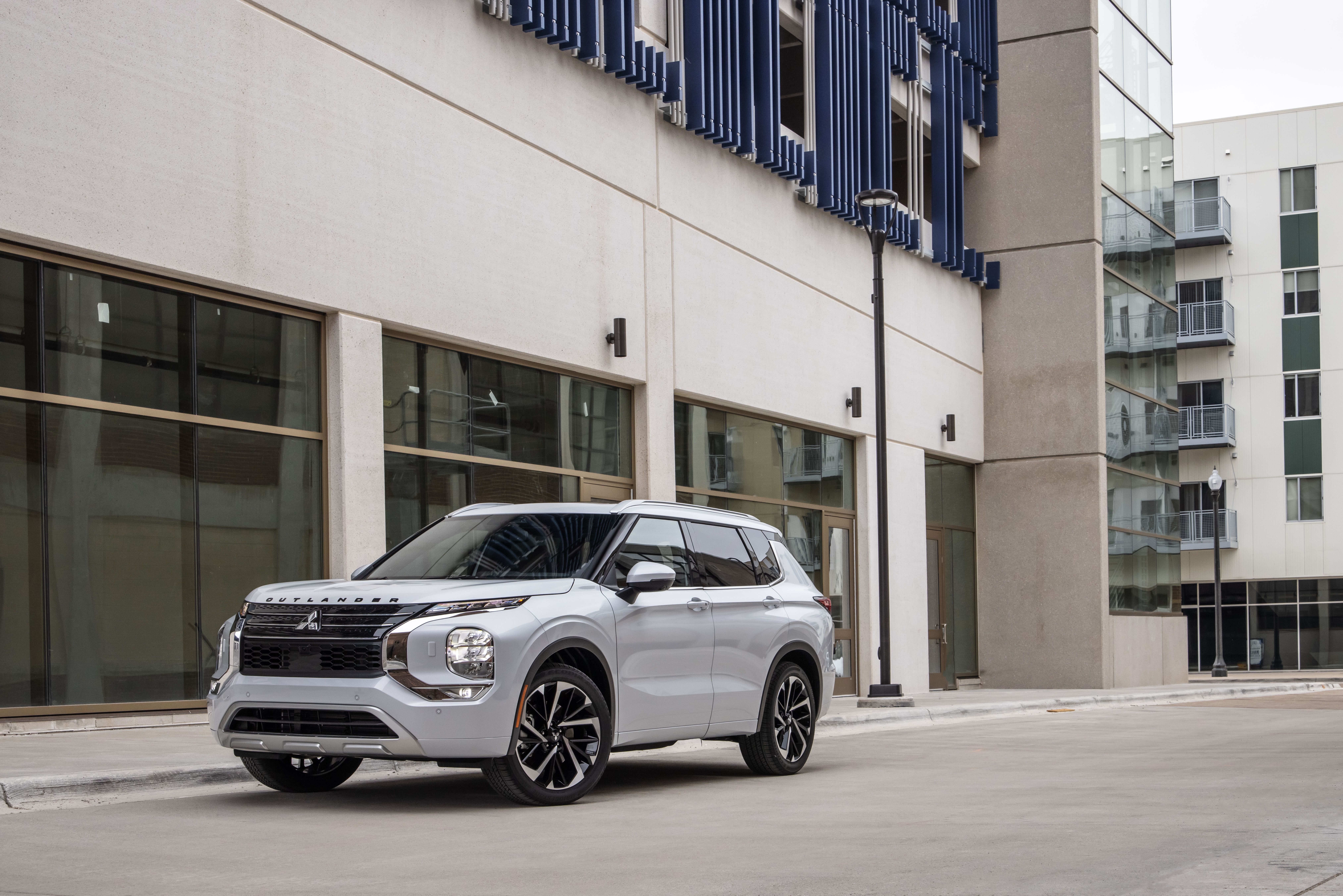 2022 Mitsubishi Outlander: A Bigger, Bolder, Reimagined Three-Row Compact  Crossover - Forbes Wheels
