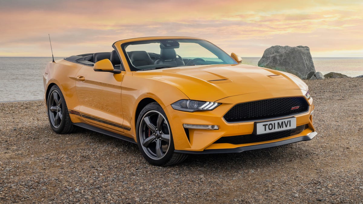 mustang 2023 negro con rojo