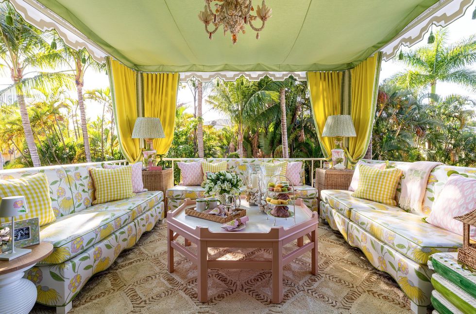 amanda reynal covered patio in a palette of yellow and green 2022 kips bay show house palm beach 2022 © nickolas sargent2022 © nickolas sargent