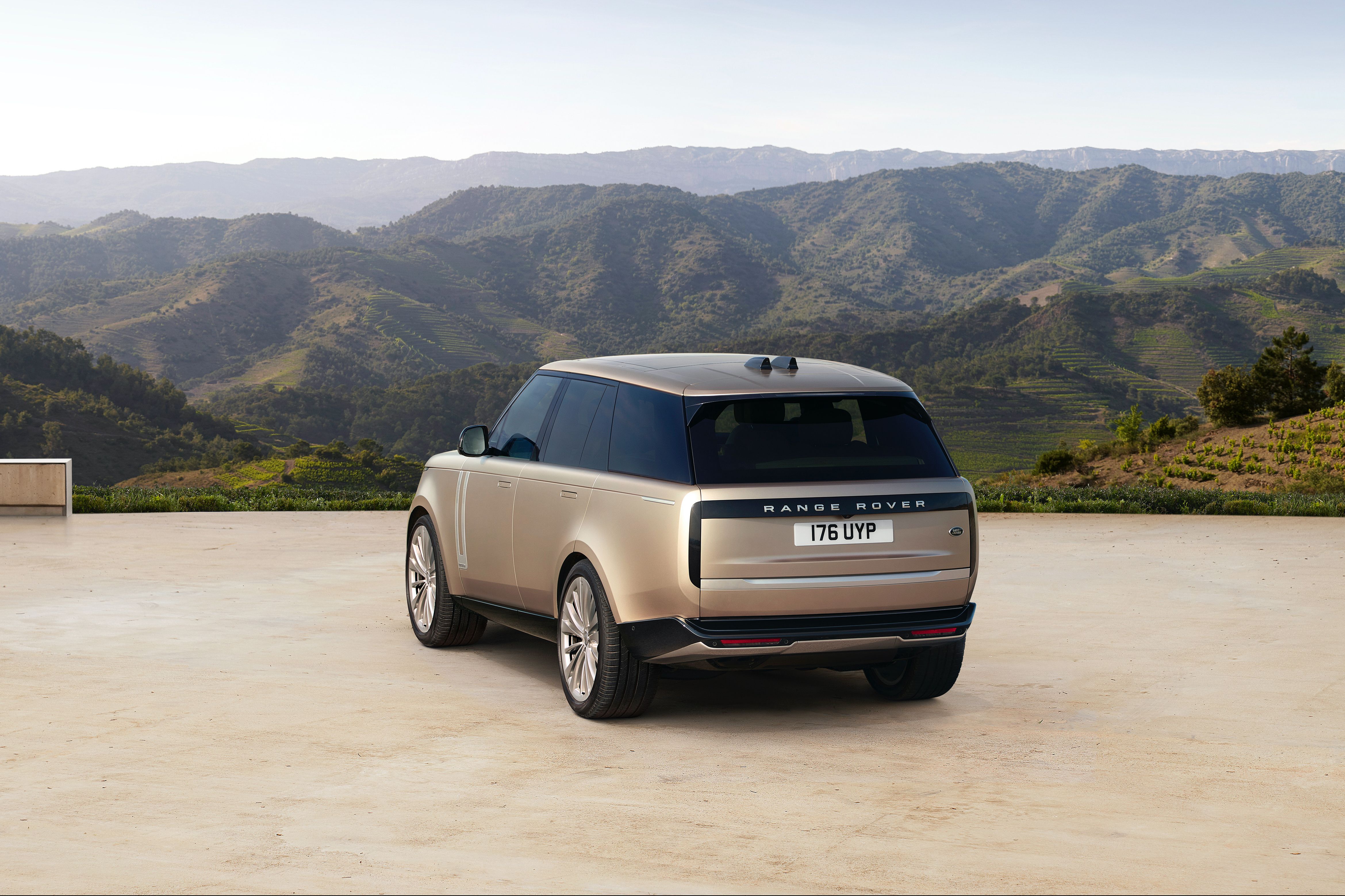 Review: 2022 Range Rover SE LWB - Hagerty Media
