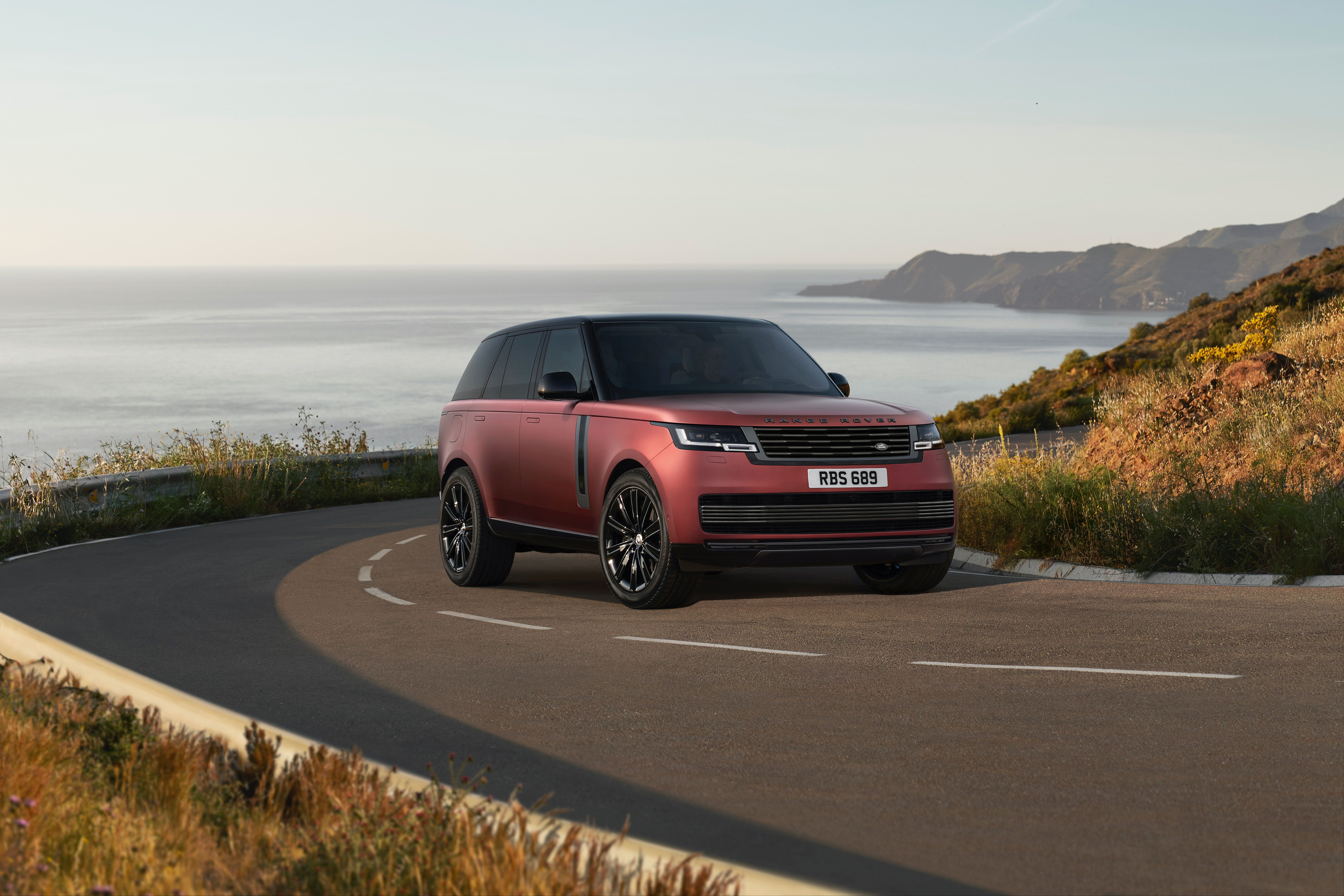 2022 Range Rover Adds Third-Row Option, Plug-In Hybrid to Come