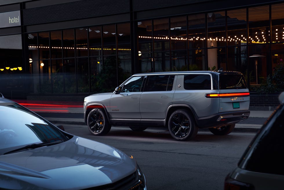 Max Battery Gives Rivian R1S and R1T 400-Plus-Mile Range Estimates