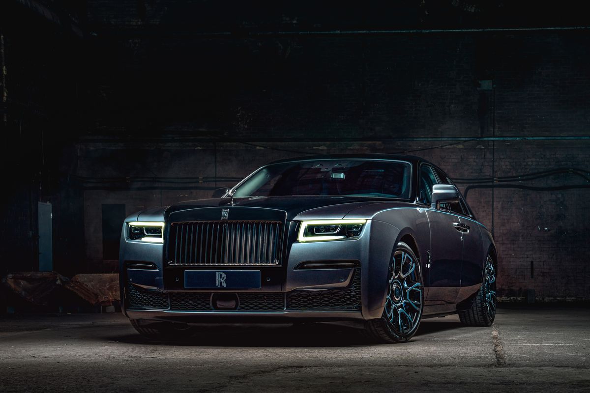 Rolls-Royce Ghost Black Badge - đỉnh cao của sự trang trọng và đẳng cấp. Hãy xem hình ảnh để chiêm ngưỡng đường nét cực kỳ tinh tế với những đối tượng bằng chất liệu cao cấp mà thiết kế đến từng chi tiết nhỏ nhất. 