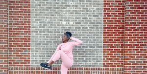 vrouw in roze outfit doet buikspieroefeningen