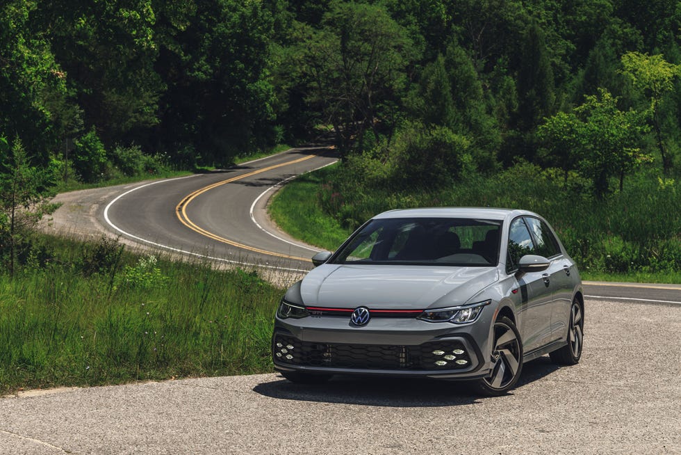 2022 Volkswagen Golf GTI S 2024 Volkswagen Golf GTI vs Toyota GR Corolla