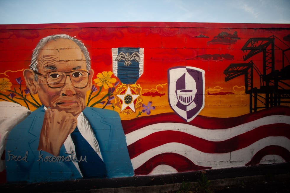 Een schildering van Korematsu siert een muur naast een parkeerplaats in de wijk Laurel in Oakland Sinds 2011 kent de staat Californi een officile Fred Korematsu Day die op 30 januari wordt gevierd Het is de eerste feestdag die naar een AziatischAmerikaan is genoemd Meerdere andere staten hebben sindsdien de viering van de dag overgenomen