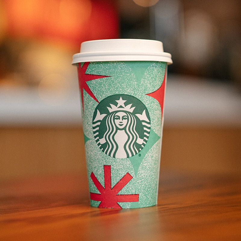 https://hips.hearstapps.com/hmg-prod/images/20221005-fy23-starbucks-holiday-cup-frosted-sparkle-64dbcb5de645f.jpg