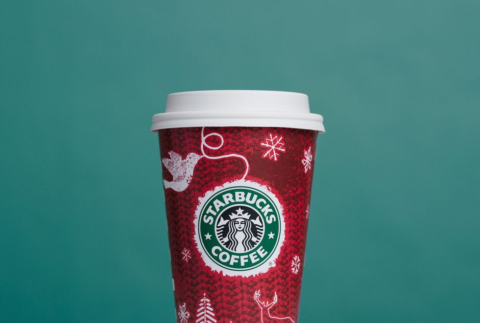 https://hips.hearstapps.com/hmg-prod/images/20221012-pa014-25-year-anniversary-holiday-cups-fy23-012-64dbca475037a.jpg?crop=0.782xw:0.791xh;0.0986xw,0.161xh&resize=980:*