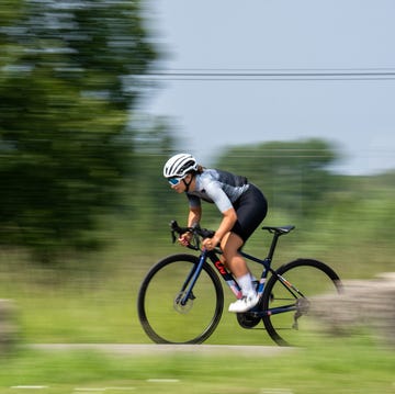 wielrenster staand op de pedalen en versnellend op een racefiets