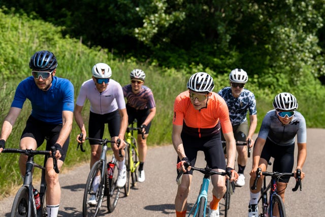 een groep wielrenners rijdt samen