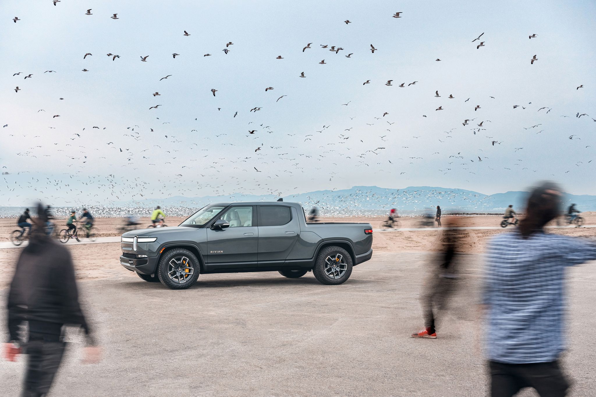 car and driver 2023 10best trucks and suvs rivian r1t