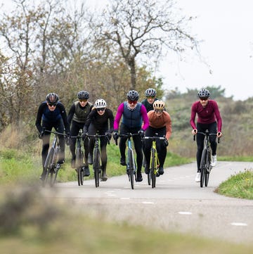 een groep wielrenners rijdt op het fietspad