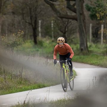 een dames wielrenner rijdt over het fietspad