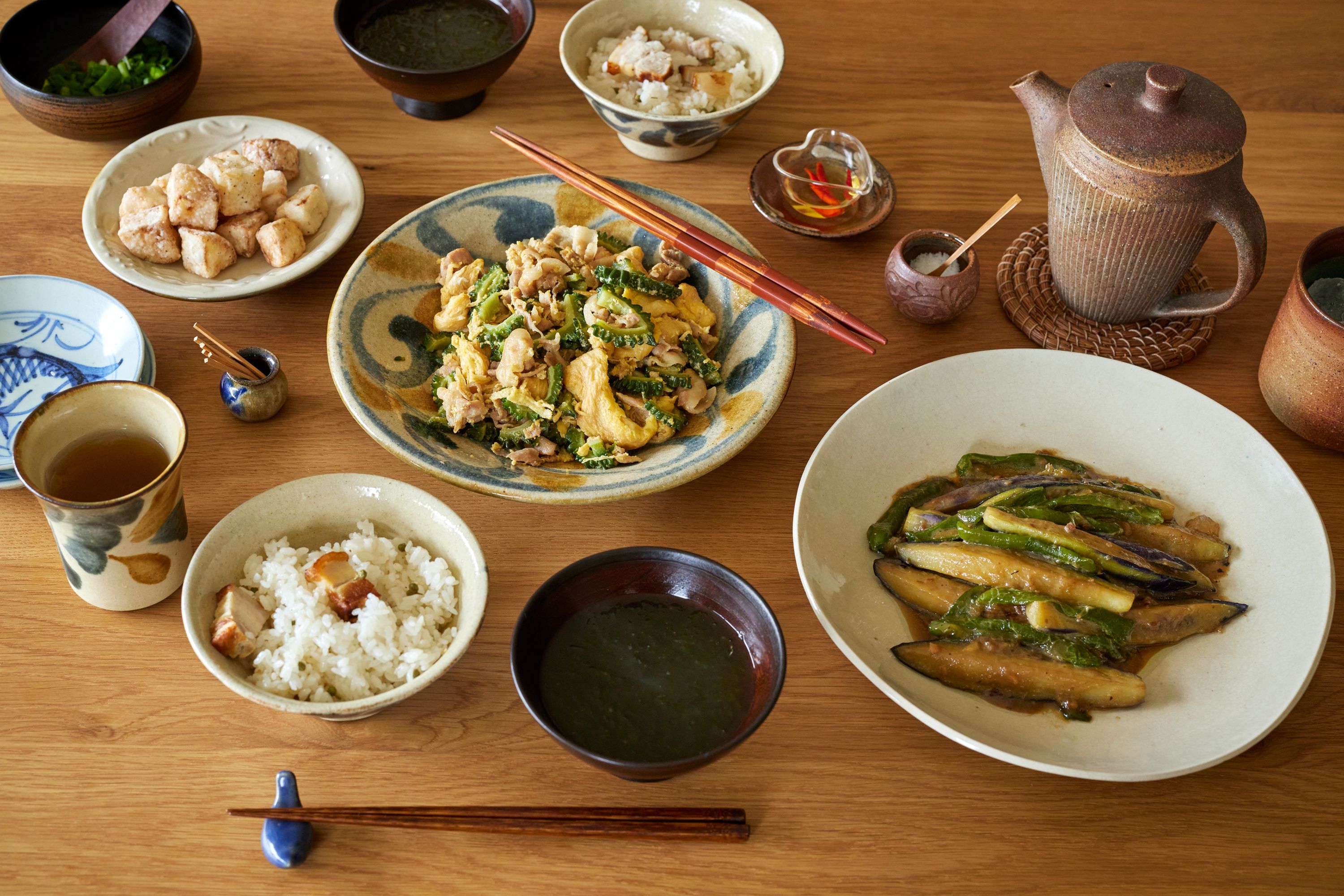 唐草と白のやちむん｜夏になると存在感を増す沖縄の焼き物