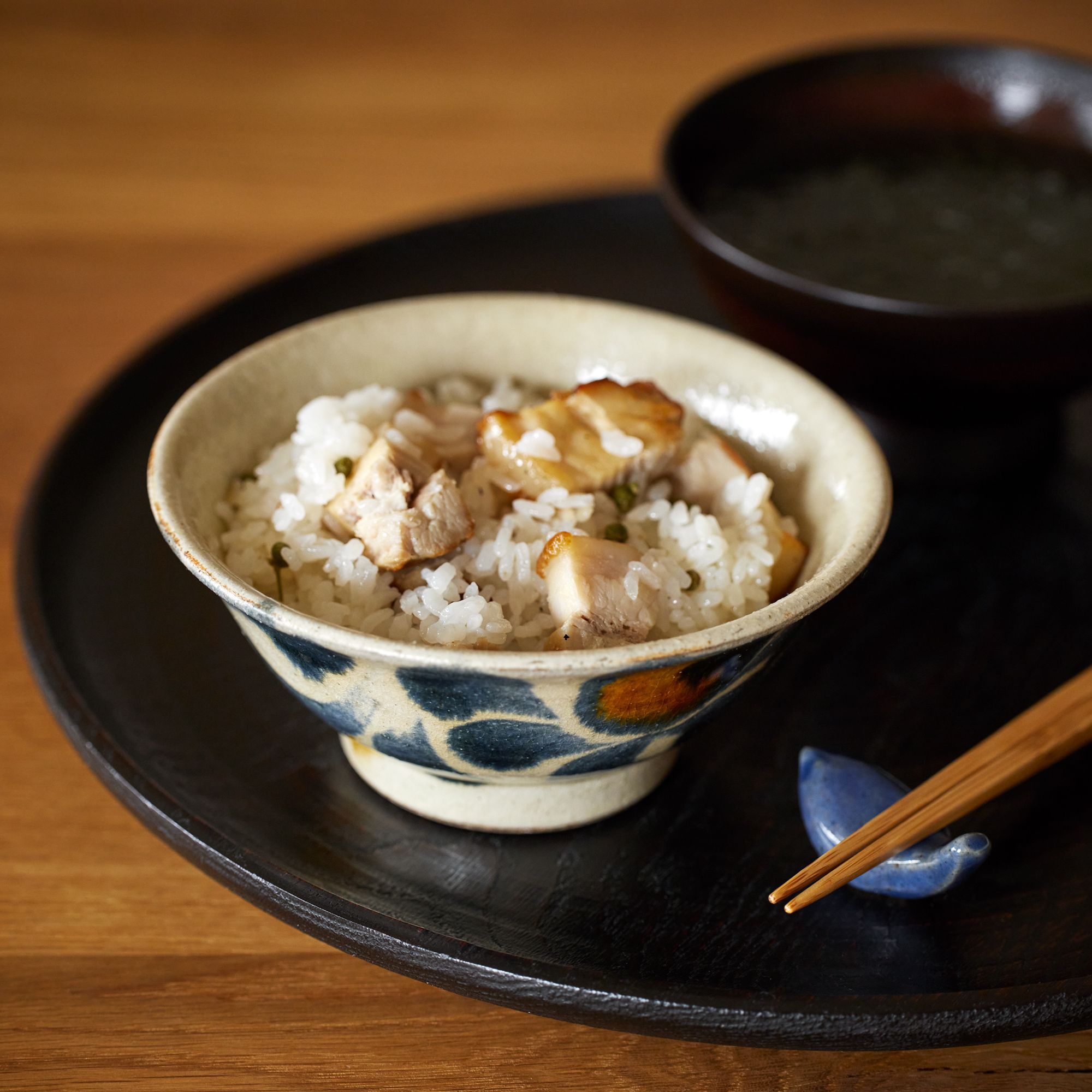唐草と白のやちむん|夏になると存在感を増す沖縄の焼き物 唐草と白のやちむん|夏になると存在感を増す沖縄の焼き物