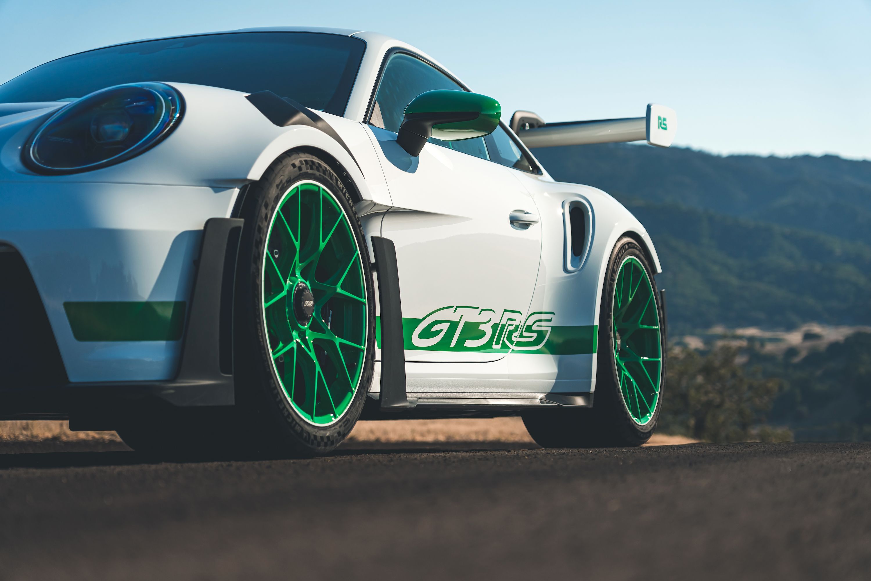 Porsche antecipa o novo 911 GT3 RS 2023 com teaser e apresentação em agosto