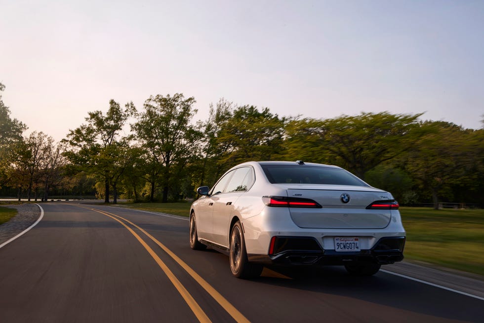 2023 BMW 760i xdrive vs 2023 BMW i7 xdrive60 2023 bmw 760i xdrive vs 2023 bmw i7 xdrive60