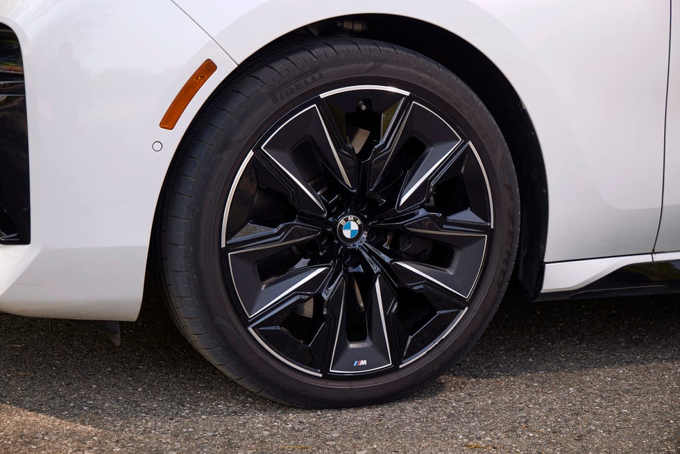 2023 BMW 760i xdrive vs 2023 BMW i7 xdrive60 2023 bmw 760i xdrive vs 2023 bmw i7 xdrive60